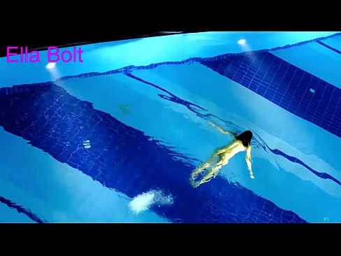 ❤️ Je ne peux pas m'arrêter de regarder, jeune blonde prise en train de nager nue dans la piscine de la station ELLA BOLT. ❌ Porno de qualité at us ❤