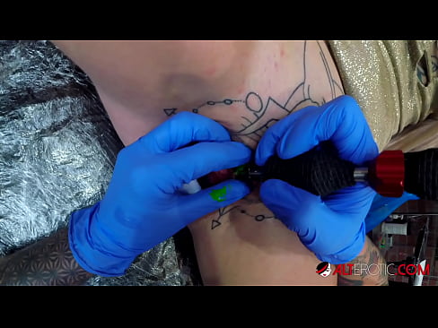 ❤️ Sully Savage, une chaudasse extrêmement tatouée, s'est fait tatouer le clitoris. ❌ Porno de qualité at us ❤